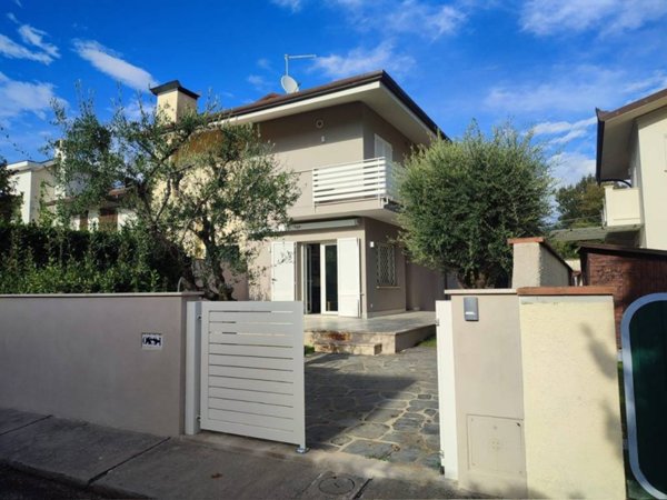 casa indipendente in vendita a Pietrasanta in zona Fiumetto