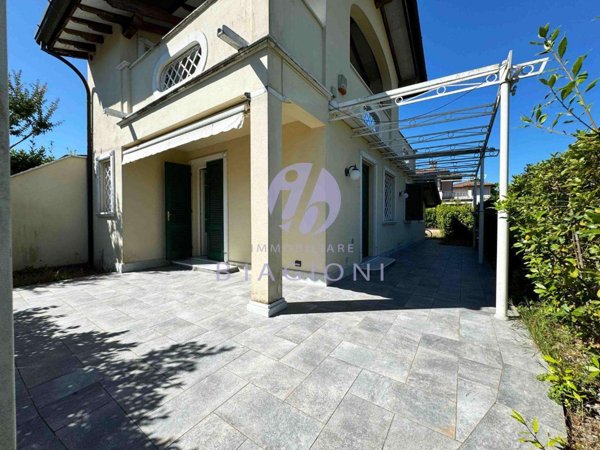 casa indipendente in vendita a Pietrasanta in zona Vignone