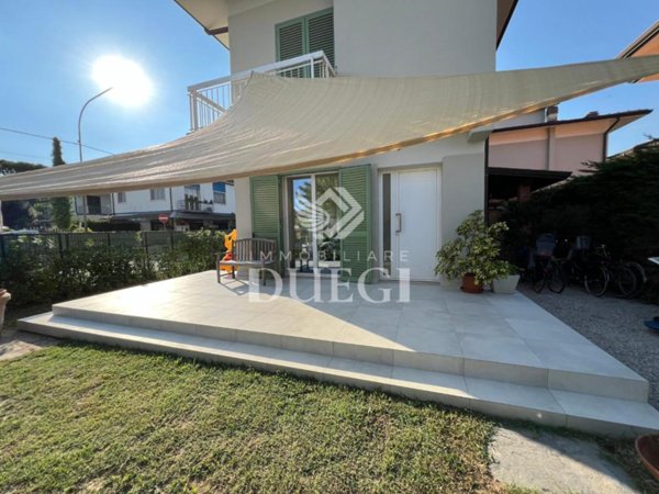casa indipendente in vendita a Pietrasanta in zona Tonfano