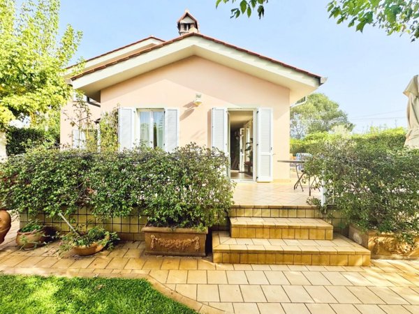 casa indipendente in vendita a Pietrasanta