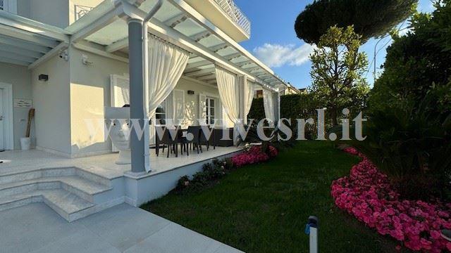 casa indipendente in vendita a Pietrasanta in zona Tonfano