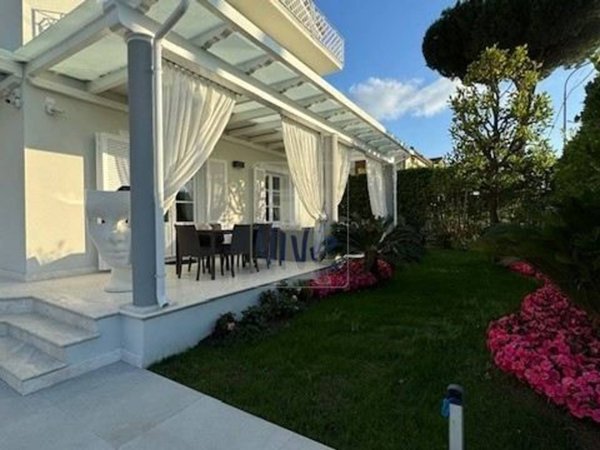 casa indipendente in vendita a Pietrasanta in zona Tonfano