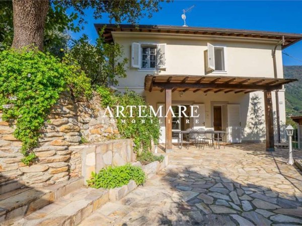 casa indipendente in vendita a Pietrasanta in zona Strettoia