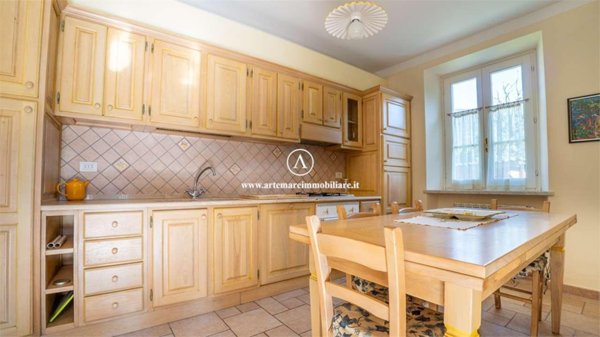 casa indipendente in vendita a Pietrasanta in zona Strettoia