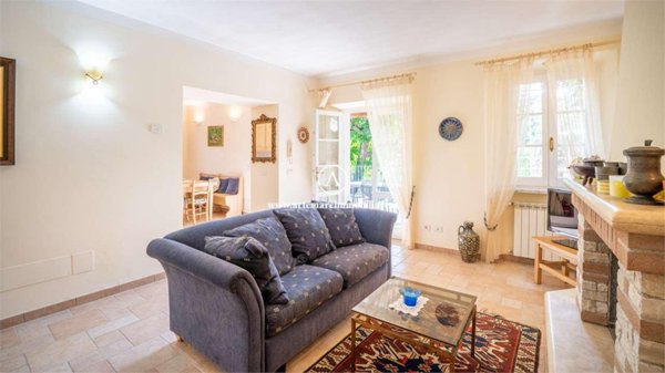 casa indipendente in vendita a Pietrasanta in zona Strettoia