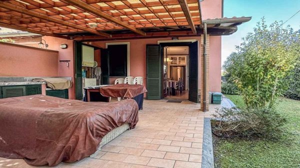 casa indipendente in vendita a Pietrasanta in zona Vignone