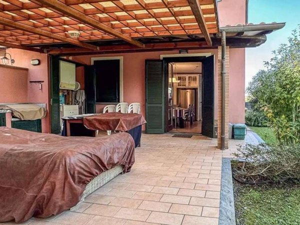 casa indipendente in vendita a Pietrasanta in zona Vignone