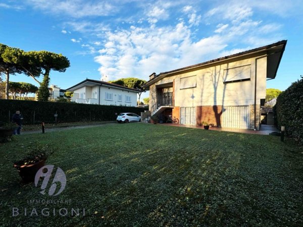 casa indipendente in vendita a Pietrasanta in zona Tonfano