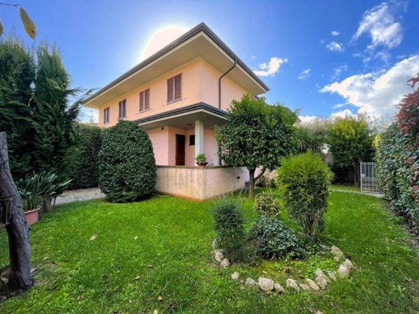 casa indipendente in vendita a Pietrasanta