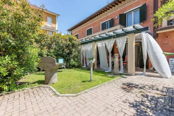 casa indipendente in vendita a Pietrasanta in zona Vignone
