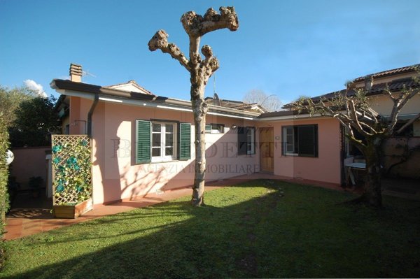 casa indipendente in vendita a Pietrasanta in zona Tonfano
