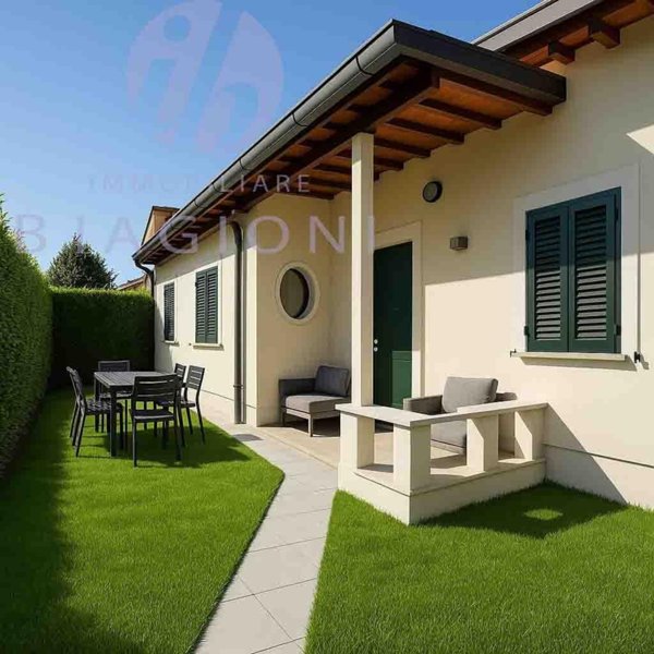 casa indipendente in vendita a Pietrasanta in zona Tonfano