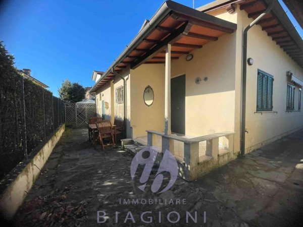 casa indipendente in vendita a Pietrasanta in zona Tonfano