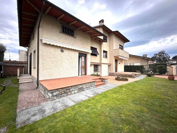 casa indipendente in vendita a Pietrasanta in zona Vignone