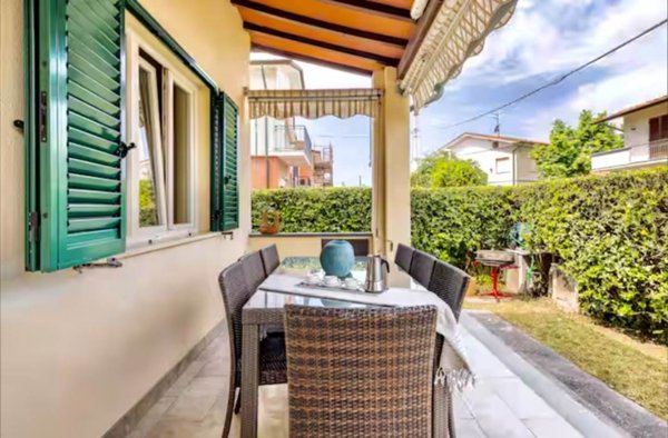 casa indipendente in vendita a Pietrasanta in zona Tonfano