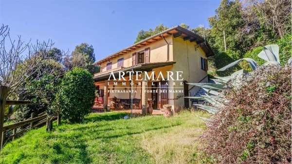 casa indipendente in vendita a Pietrasanta in zona Capezzano Monte
