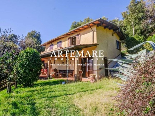casa indipendente in vendita a Pietrasanta in zona Capezzano Monte