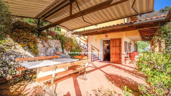 casa indipendente in vendita a Pietrasanta in zona Capezzano Monte