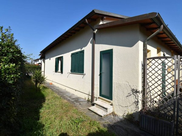 casa indipendente in vendita a Pietrasanta in zona Tonfano