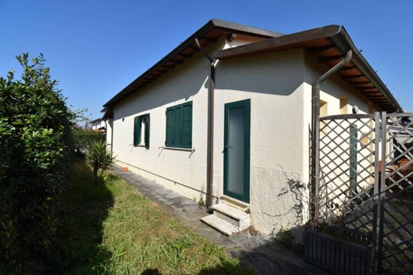 casa indipendente in vendita a Pietrasanta in zona Tonfano
