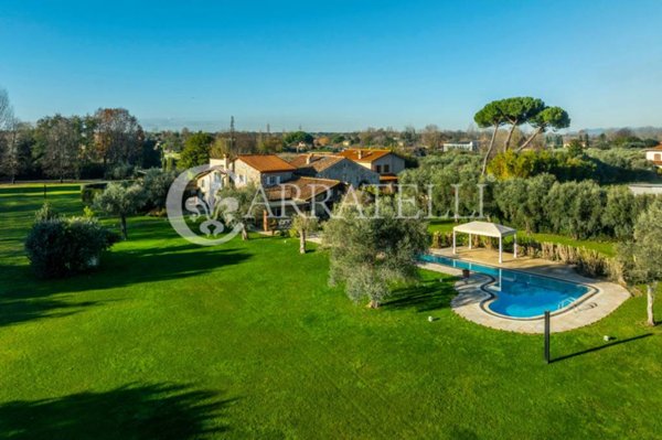 casa indipendente in vendita a Pietrasanta in zona Crociale