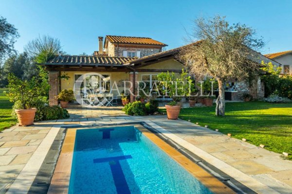 casa indipendente in vendita a Pietrasanta in zona Crociale