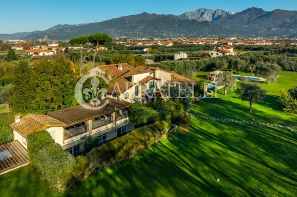 casa indipendente in vendita a Pietrasanta in zona Crociale