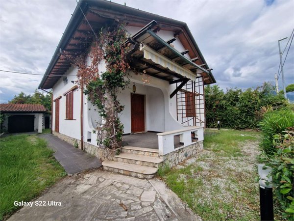 casa indipendente in vendita a Pietrasanta in zona Vignone