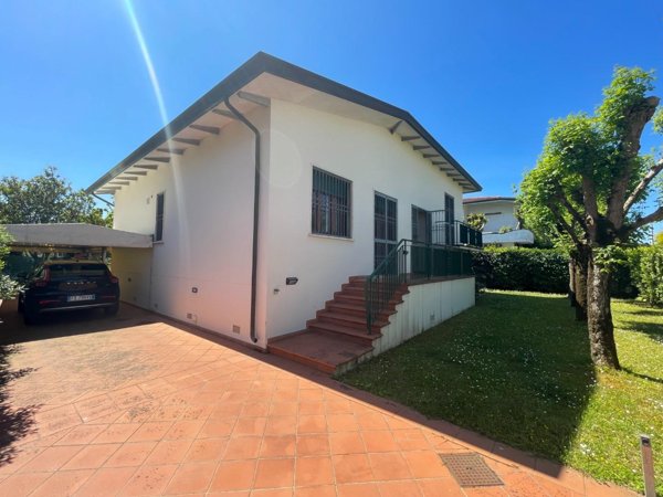 casa indipendente in vendita a Pietrasanta in zona Tonfano