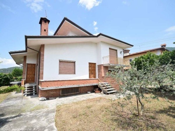 casa indipendente in vendita a Pietrasanta in zona Strettoia