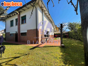 casa indipendente in vendita a Pietrasanta in zona Tonfano