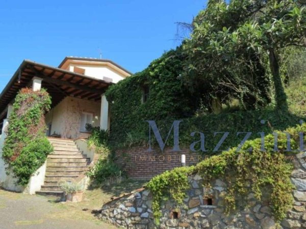 casa indipendente in vendita a Pietrasanta in zona Strettoia