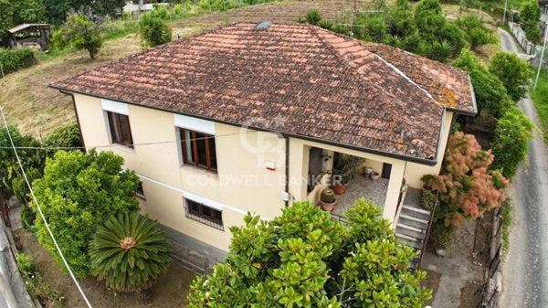 casa indipendente in vendita a Pietrasanta in zona Strettoia