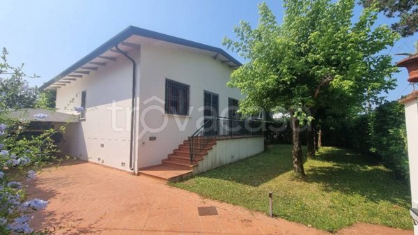 casa indipendente in vendita a Pietrasanta in zona Tonfano