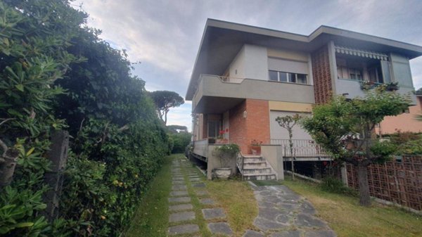 casa indipendente in vendita a Pietrasanta in zona Tonfano