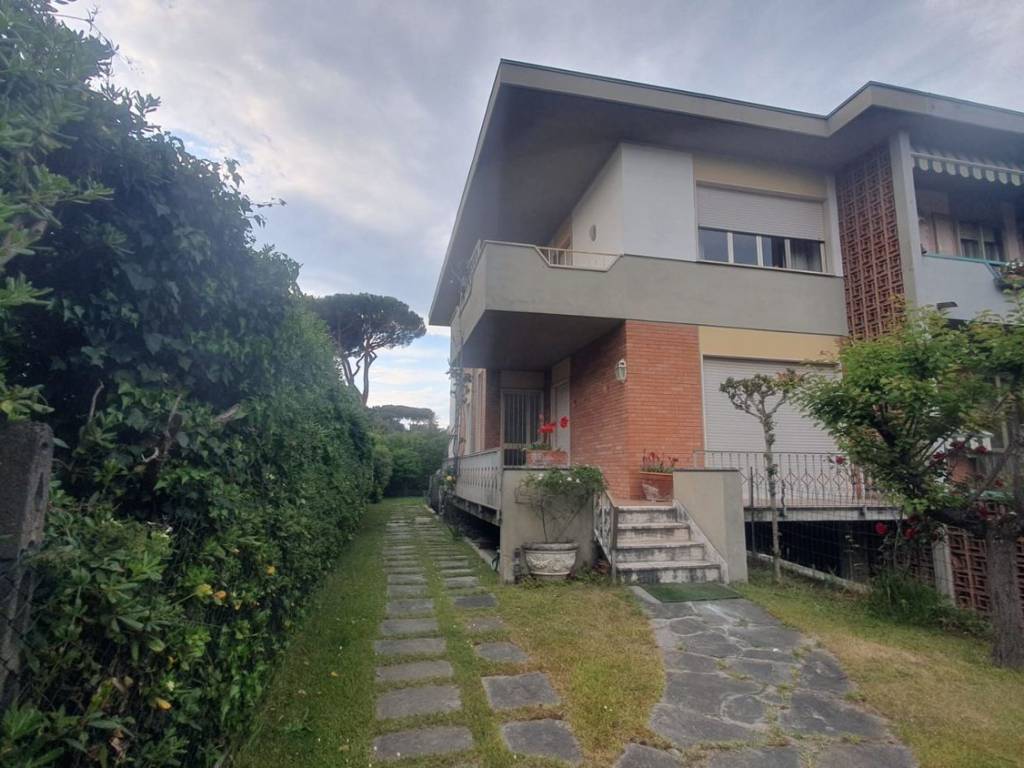 casa indipendente in vendita a Pietrasanta in zona Tonfano