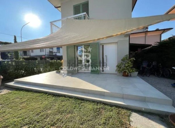 casa indipendente in vendita a Pietrasanta in zona Tonfano