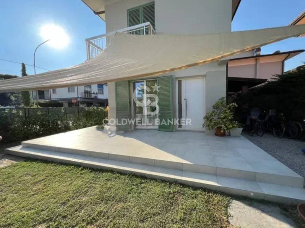 casa indipendente in vendita a Pietrasanta in zona Tonfano