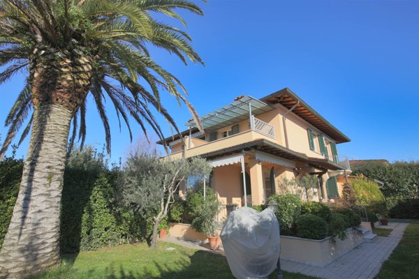 casa indipendente in vendita a Pietrasanta in zona Tonfano