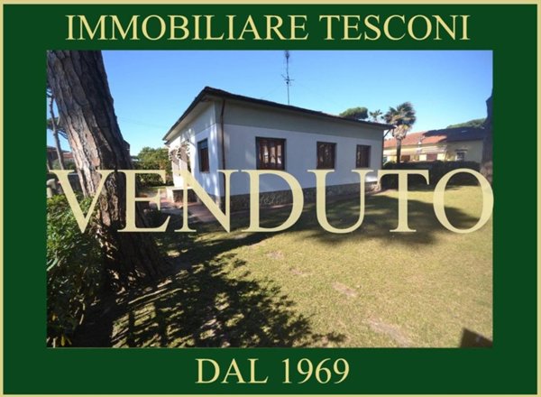 casa indipendente in vendita a Pietrasanta in zona Tonfano