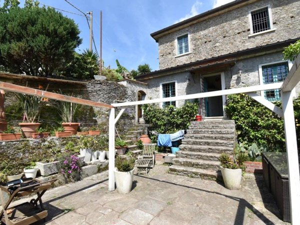 casa indipendente in vendita a Pietrasanta in zona Strettoia