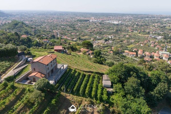 casa indipendente in vendita a Pietrasanta in zona Strettoia