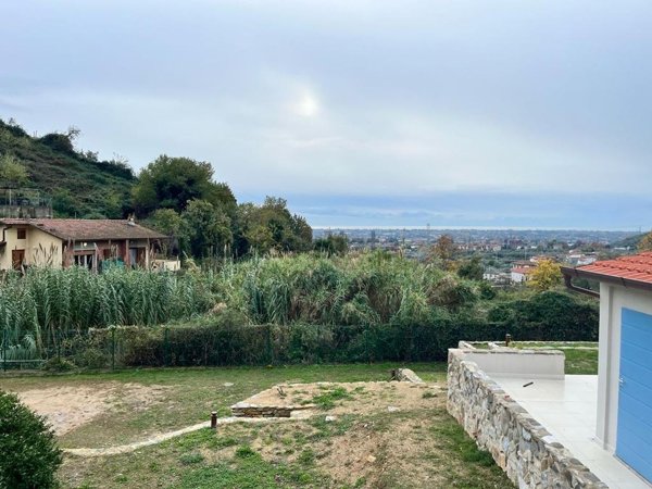 terreno edificabile in vendita a Pietrasanta in zona Strettoia