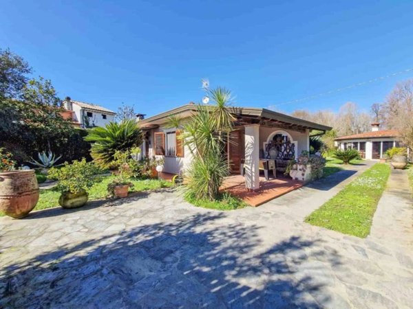 casa indipendente in vendita a Pietrasanta in zona Fiumetto