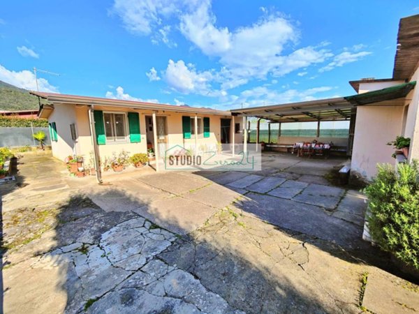 casa indipendente in vendita a Pietrasanta in zona Strettoia