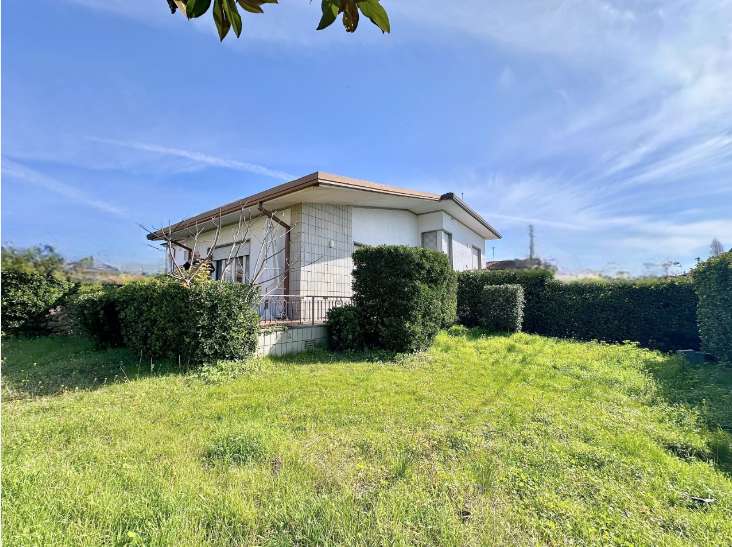 casa indipendente in vendita a Pietrasanta in zona Vignone