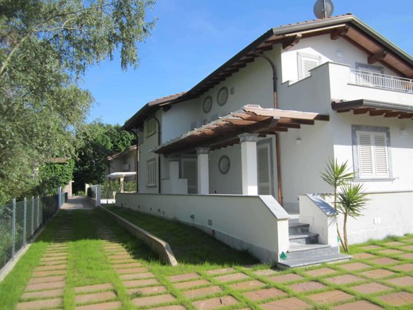 casa indipendente in vendita a Pietrasanta in zona Fiumetto