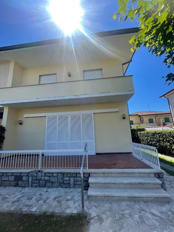 casa indipendente in vendita a Pietrasanta in zona Tonfano