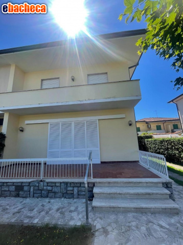casa indipendente in vendita a Pietrasanta in zona Tonfano