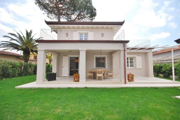 casa indipendente in vendita a Pietrasanta in zona Tonfano